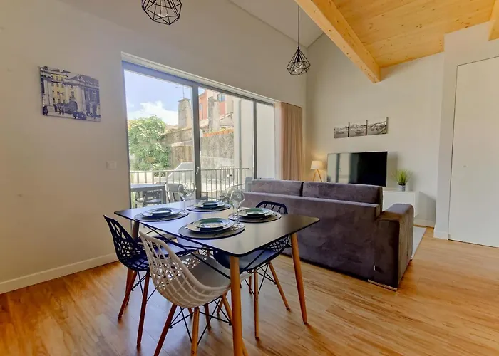 Coutinho - Modern Ap In The Centre With Balcony